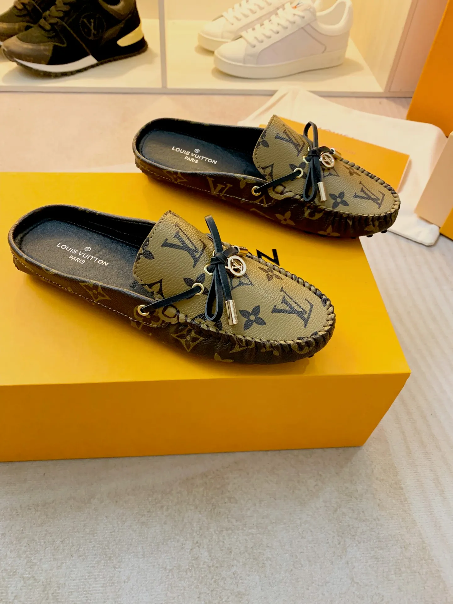 p460💰Couple model❤️🇫🇷 𝙇𝙤𝙪𝙞𝙨 𝙑𝙪𝙞𝙩𝙩𝙤𝙣 🇫🇷Louis Vuitton 2023 Classic𝓛𝓿 𝓣𝓻𝓪𝓲𝓷𝓮𝓻 Sports Series ➪➪➪¯ [Arizona Doudou Shoes Series] ▪️▪️▪️Arizona slip-on shoes are made of Monogram Eclipse canvas. Its hand-painted and dyed edges and hand-sewn uppers fully demonstrate Louis Vuitton's traditional shoemaking craftsmanship. This slip-on shoe is very lightweight. The integrated tongue and upper make it particularly comfortable and flexible. The soft outsole is equipped with rubber padding. Decorated with matching sash. Detailed features: ☑️Monogram Eclipse canvas ☑️Black Eclipse pattern ☑️Hand-painted shoe edges ☑️Hand-sewn uppers (each pair takes time to process) ☑️Integrated tongue and upper construction ☑️Outsole equipped with rubber lining ☑️size: 35_46